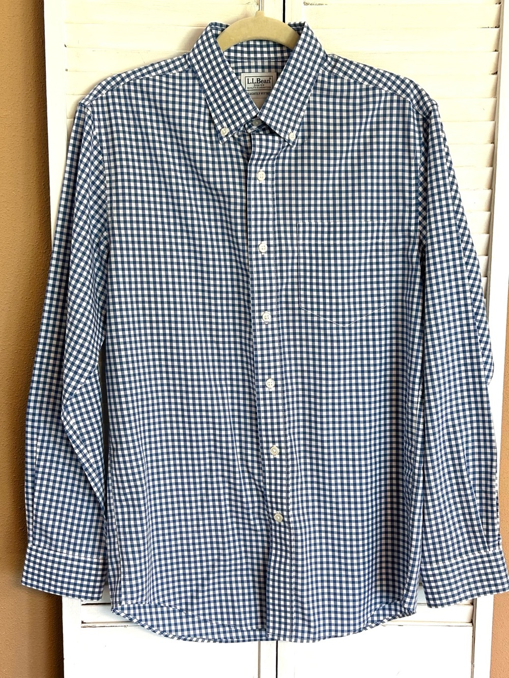 LL Bean mens size Small slightly fitted checked long sleeve button down shirt
